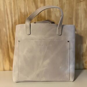 Medium size crossbody tote in the color: Beluga.